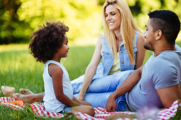 Echtpaar met hun dochter hebben picnic — Stockfoto