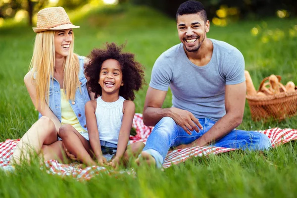 Foto Van Mooie Paar Met Hun Dochter Hebben Picnic Natuur — Stockfoto