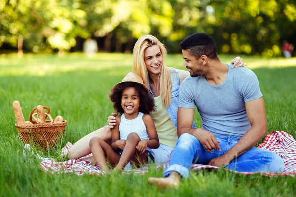 Foto Van Mooie Paar Met Hun Dochter Hebben Picnic Natuur — Stockfoto