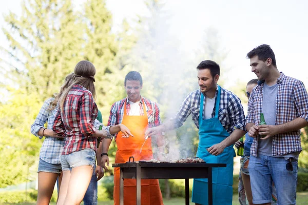 A fiatalok élvezik, grillezés — Stock Fotó