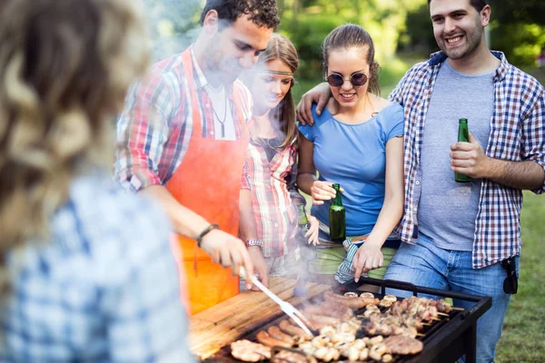 Jongeren genieten van barbecueën — Stockfoto