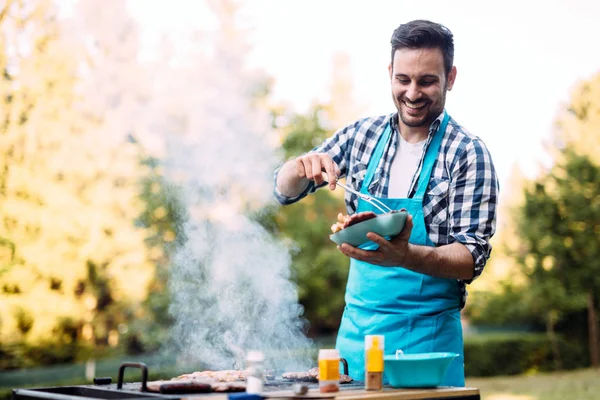 Glad Hane Grillning Bbq Kött Utomhus Naturen — Stockfoto