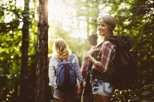 Pessoas Explorando Floresta Como Recreação Hippie Mulher Com Sorriso — Fotografia de Stock