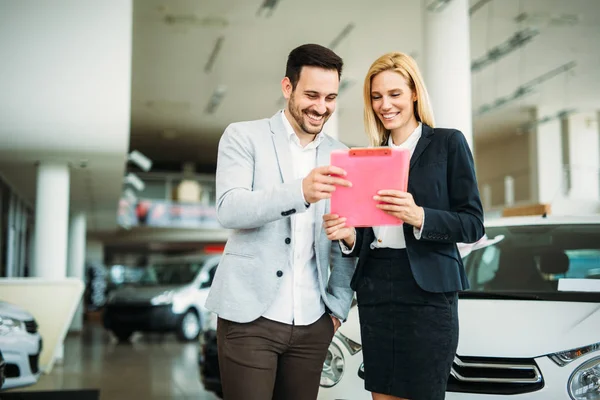 Pedagang Wanita Profesional Selama Bekerja Dengan Pelanggan Dealer Mobil — Stok Foto