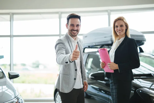 Vendedor Profesional Que Vende Coches Concesionaria Nuevo Comprador — Foto de Stock