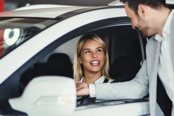 Mulher Está Falando Com Bonito Carro Concessionário Trabalhador Escolher Carro — Fotografia de Stock