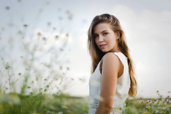 Joven Hermosa Mujer Feliz Pasar Tiempo Naturaleza — Foto de Stock