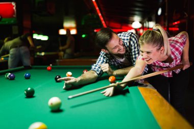 Genç çekici çift oyun snooker birlikte bar