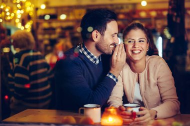 Geceleri barda çıkan romantik genç çiftin