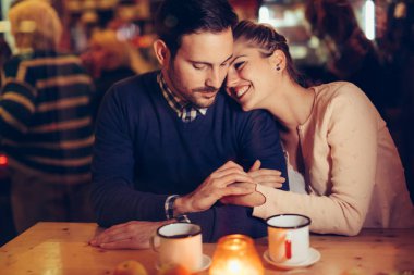 Geceleri barda çıkan romantik genç çiftin