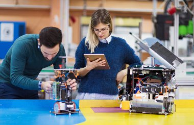Robotik projede birlikte çalışan genç öğrenciler