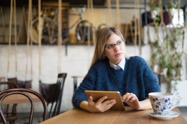 Dijital tablet kullanan genç çekici kadın portresi