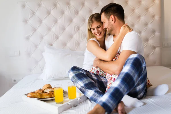Młoda Para Szczęśliwy Mając Romantyczny Czas Sypialni — Zdjęcie stockowe