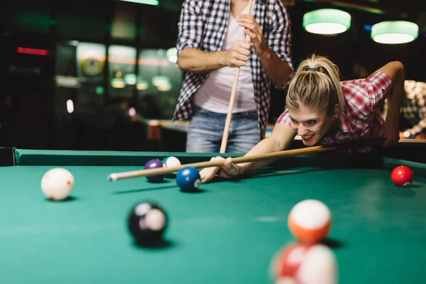 Jeune Couple Attrayant Jouant Snooker Ensemble Dans Bar — Photo