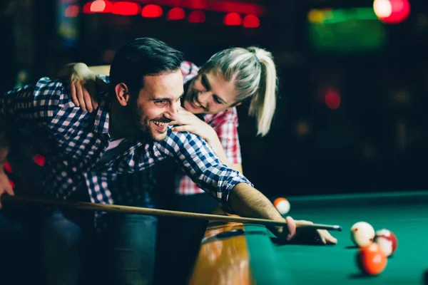 Jovem Casal Atraente Jogando Snooker Juntos Bar — Fotografia de Stock