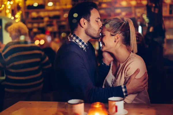 Romantische Jonge Paar Dating Pub Nacht — Stockfoto