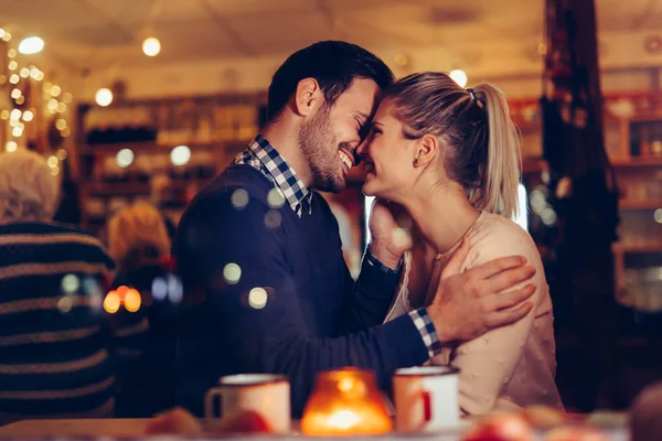 Romântico Jovem Casal Namoro Pub Noite — Fotografia de Stock