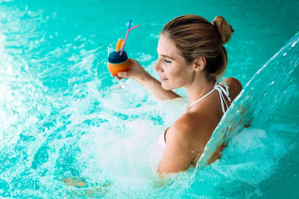 Retrato Una Hermosa Mujer Relajándose Piscina Spa — Foto de Stock