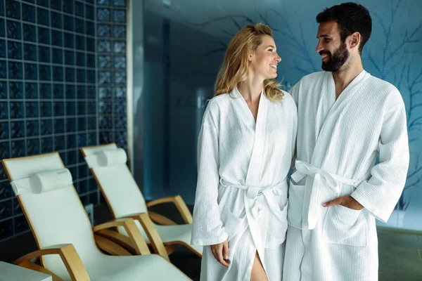 Atractiva Pareja Feliz Relajarse Centro Spa Juntos — Foto de Stock