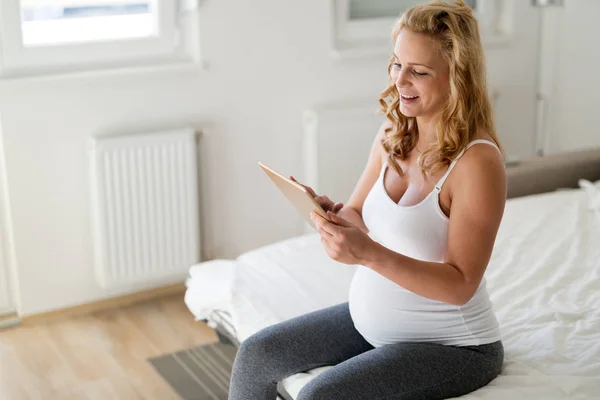 Glückliche Schwangere Blonde Frau Mit Tablette Schlafzimmer — Stockfoto