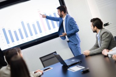 Resmi iş karşılaşma içinde modern konferans salonu