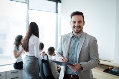 Modern ofis yakışıklı genç işadamı portresi