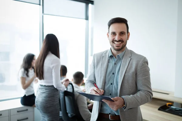 Porträt Eines Hübschen Jungen Geschäftsmannes Modernen Büro — Stockfoto