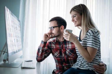 Genç çekici grafik tasarımcıları proje üzerinde birlikte çalışma