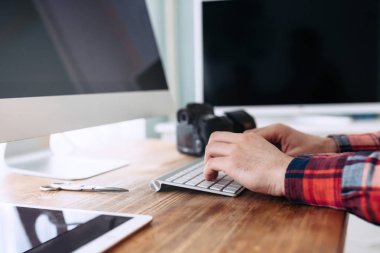 Ev ofis bilgisayarda çalışan adam fotoğrafı yakın çekim