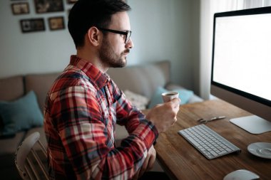 Evde projede çalışan genç çekici Tasarımcısı