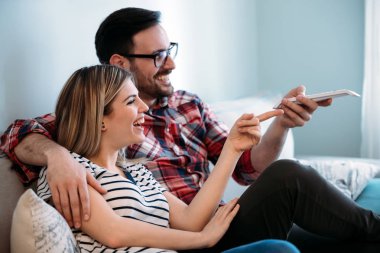 Oturma odasında genç çekici sevgi dolu çift portresi