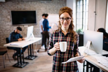 Modern ofisinde çalışan genç çekici kadın mimar