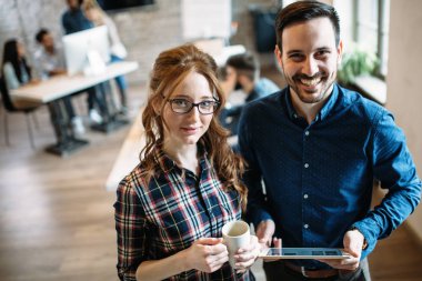 Genç Mimarlar ofiste tartışma portresi