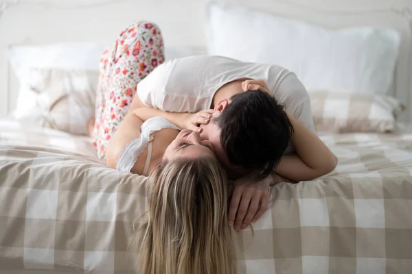 Retrato Jovem Casal Amoroso Atraente Quarto — Fotografia de Stock