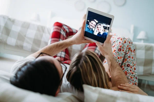 Jeune Couple Heureux Utilisant Une Tablette Numérique Dans Chambre — Photo