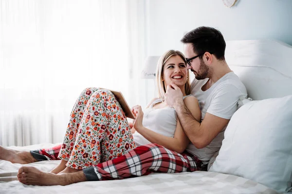 Joven Pareja Feliz Utilizando Tableta Digital Dormitorio — Foto de Stock