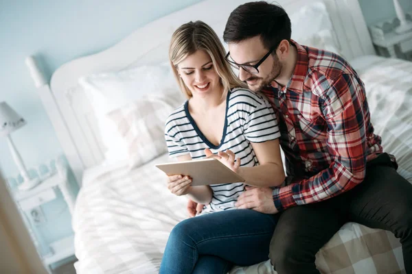 Unga Lyckliga Paret Använder Digitala Tablett Sovrum — Stockfoto