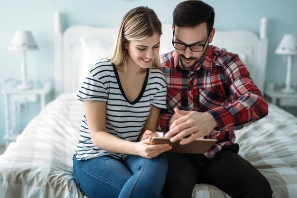 Unga Lyckliga Paret Använder Digitala Tablett Sovrum — Stockfoto