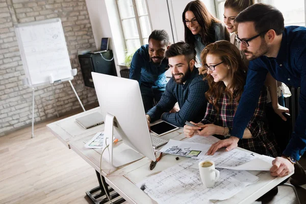 Jóvenes Arquitectos Trabajando Juntos Proyectos Oficina — Foto de Stock