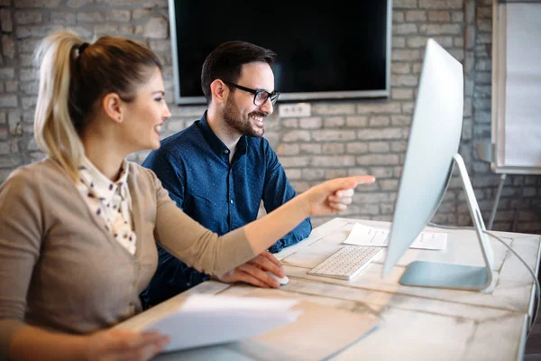 Giovani Architetti Che Lavorano Insieme Progetto Ufficio — Foto Stock