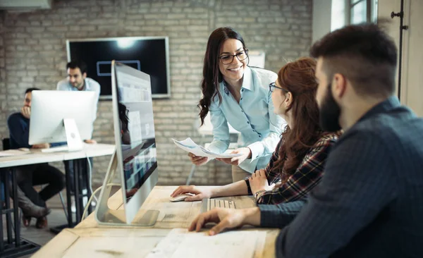 Office Birlikte Proje Üzerinde Çalışmaya Genç Mimarlar — Stok fotoğraf