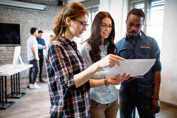 Porträtt Unga Arkitekter Med Diskussion Office — Stockfoto