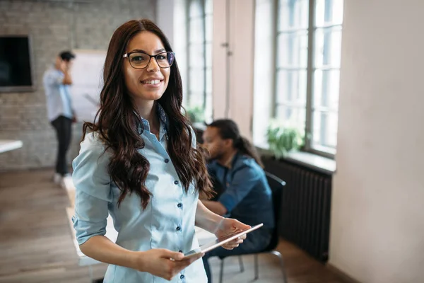 Joven Atractiva Arquitecta Que Trabaja Una Oficina Moderna — Foto de Stock