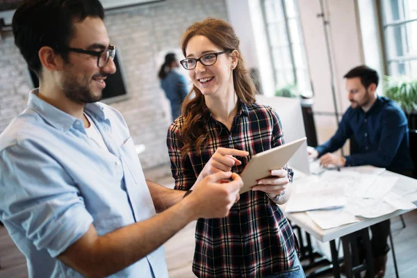 Porträtt Unga Arkitekter Med Diskussion Office — Stockfoto