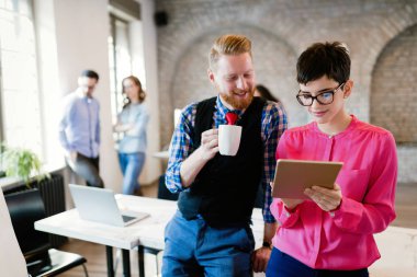 Fikirleri tartışmak ve ofiste beyin fırtınası şirket iş arkadaşları