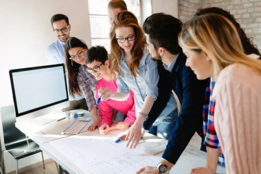 Startupteamwork beyin fırtınası toplantı kavramı. Proje üzerinde birlikte çalışan kişiler