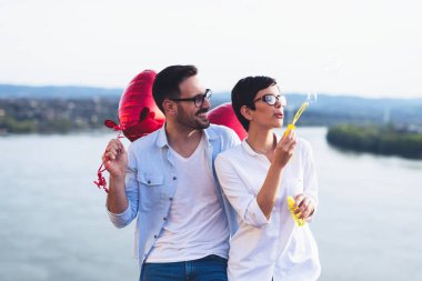 Birlikte güzel kentsel günbatımı tadını çıkarırken sarılma aşık güzel Çift
