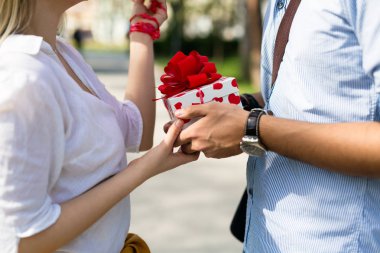 yaz tatili, kutlama ve kavram - mutlu çift renkli balonlar ile tanışma