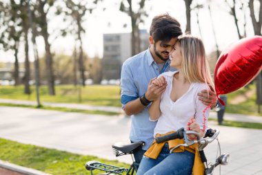 uzanan ve açık öpüşme sarılma aşık genç Çift