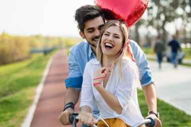 uzanan ve açık öpüşme sarılma aşık genç Çift